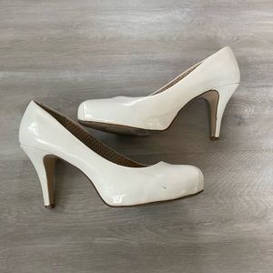SZ 9. White heels. Some damage on back (see picture)